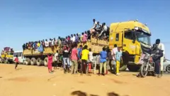 Ummanni magaalaa buqqa'e konkolaataa irra bahuun gara magaalaa Wadi Madani imalaa jiru