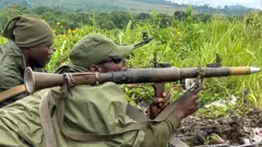 Ifoto yo mu bubiko y'abasirikare ba DR Congo barimo kurashisha imbunda nini