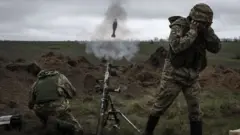 Abasirikare ba Ukraine barimo kurashisha imbunda ya rutura 