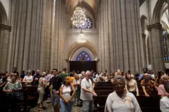 Católicos na catedral da Sé de São Paulo