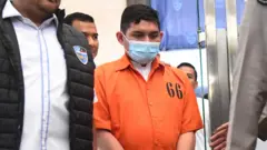 Tersangka kasus dugaan ujaran kebencian, peneliti Badan Riset dan Inovasi Nasional (BRIN) Andi Pangerang Hasanuddin, dihadirkan saat konferensi pers di Jakarta, Senin (01/05). 