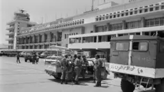 1980-களில் ரியாத் விமான நிலையத்தில் எடுக்கப்பட்ட புகைப்படம்