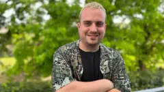 Un jeune homme souriant