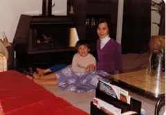 Terence Tao, de cinco anos, está encostado na mãe, que está sentada no chão coberto por um tapete bege. Ao lado deles, há uma lareira; do outro, uma mesa com uma planta; e, à frente, um sofá vermelho. Ambos sorriem para a câmera. Ela veste uma jaqueta roxa e uma saia azul, e ele, uma jaqueta bege.