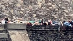 Varias personas yacen en el suelo de la pirámide