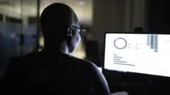 Mulher trabalhando em computador