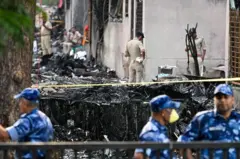 Las autoridades indias durante las labores en el lugar del accidente.