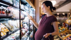 زنی در فروشگاه