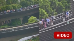 உயரமான ரயில்பாதையில் நடக்கவைக்கப்பட்ட பயணிகள்