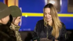 Анджеліна Джолі та українські жінки-військові на тлі вагона "Укрзалізниці"