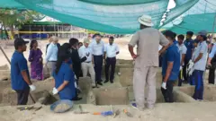 යුරෝපා තානාපතිවරු චෙම්මනි සමූහ මිනී වළේ කැණීම් නිරීක්ෂණය කරමින්