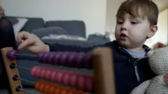 Un enfant qui apprend à compter.