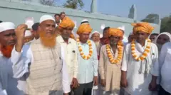 ईद पर सैकड़ों नमाज़ियों की मौजूदगी में सैनी भाइयों का स्वागत सम्मान किया गया