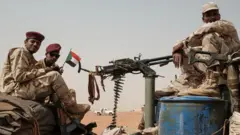 Trois soldats assis sur une machine sur un terrain désertique. Ils portent un uniforme. Les deux sur la gauche ont un béret bordeaux et l'un tient un petit drapeau. L'homme de droite porte une casquette