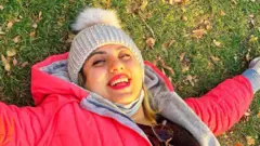  روز ۱۸ شهریور خبر درگذشت سارا دلدار، زندانی سیاسی سابق،‌ منتشر شد و روایت‌های مختلفی درباره آن منتشر شد و بسیاری درباه او در شبکه‌های اجتماعی صحبت کردند. ‌‌