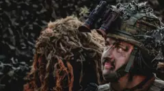 Солдат гвардейского батальона на церемонии вручения знамени канцлера гвардейскому батальону в Федеральном министерстве обороны в казармах имени Юлиуса Лебера 23 марта 2026 года в Берлине, Германия.