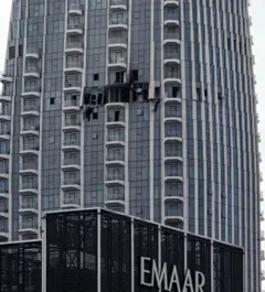 Vista da parte danificada da Dubai Creek Harbour Tower após ter sido atingida por um ataque de drone iraniano em Dubai.