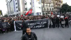 شهدت العاصمة التونسية، السبت 22 من نوفمبر/تشرين الأول، مسيرة احتجاجية تحت شعار "مسيرة ضد الظلم"، شارك فيها مئات التونسيين.