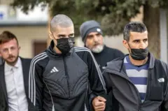 صورة تظهر السجين الفلسطيني أحمد مناصرة لحظة الإفراج عنه.