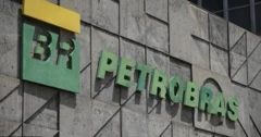 Foto com logotipo da Petrobras na fachada de um prédio