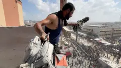 Čovek drži opremu koju je koristio ubijeni palestinski kamerman Husam al-Masri