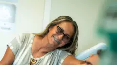 Angela cuidando a su marido, Donizete.