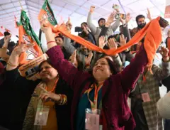  दिल्ली में बीजेपी महिला कार्यकर्ता पार्टी की जीत का जश्न मनाते हुए