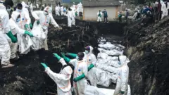 Ku wa kabiri tariki 05 Gashyantare ku irimbi ry'i Goma, abakozi ba Croix-Rouge barimo guhamba imirambo ya bamwe mu bapfuye kubera imirwano iheruka i Goma