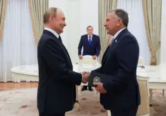 En esta fotografía distribuida por la agencia de noticias estatal rusa Sputnik, el presidente ruso Vladimir Putin y el enviado especial de Estados Unidos, Steve Witkoff, mueren antes de sus conferencias en Moscú el 6 de agosto de 2025.