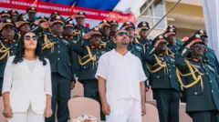 ጠቅላይ ሚኒስትር ዐቢይ ከወታደራዊ መኮንኖች ጎን