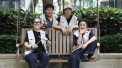 四位女性合影