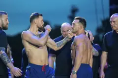 Os lutadores peso-leve do UFC, Mauricio Ruffy e Michael Chandler, se encaram durante a pesagem