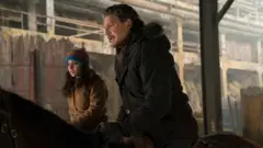 Isabela Merced e Pedro Pascal em cena da segunda temporada da série 'The Last of Us'
