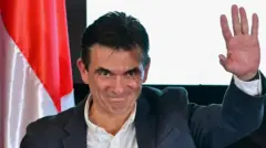 Rodrigo Paz con el brazo extendido y una expresión alegre