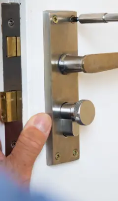 Fechadura sendo trocada em porta