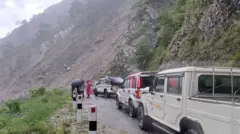 बेनी–जोमसोम सडकअन्तर्गत म्याग्दीको तातोपानीनजिकको सडकमा वर्षाका कारण सुक्खा पहिरो गएपछि रोकिएका सवारीसाधन 
