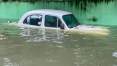 வெள்ளத்தில் சிக்கிய வாகனங்கள்