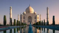 उत्तर प्रदेशमध्ये आग्रा येथे ताजमहाल आहे.
