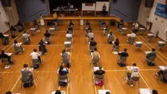 多名考生坐在香港考場內。