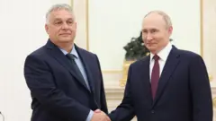 ハンガリーのオルバン・ヴィクトル首相（左）は5日、ロシア・モスクワでウラジーミル・プーチン大統領と会談した