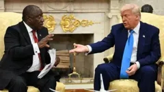 Ramaphosa ve Trump kameralar önünde tartışırken