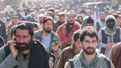 مردان افغان پس از تماشای اعدام علنی یک مرد توسط طالبان در استدیوم فوتبال ولایت خوست در تاریخ ۲ دسامبر ۲۰۲۵، محل را ترک می‌کنند. دادگاه عالی افغانستان اعلام کرد که این مرد، که به اتهام قتل محکوم شده بود، در برابر جمعیت در شرق افغانستان اعدام شد.