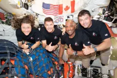 Os quatro astronautas durante viagem à Lua