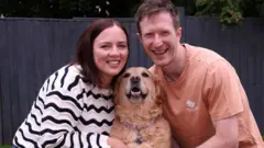 هانا او ادم له خپلې سپۍ سره چې دوی یې د کور مشره بولي.