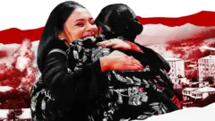 Коллаж: женщина с длинными темными волосами, улыбаясь, обнимает мужчину с темными волосами, заколотыми в пучок - он запечатлен спиной к камере. На заднем фоне в красных тонах изображение панельных домов и гор