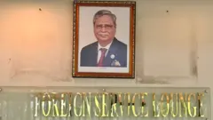 বিদেশি মিশন থেকে সরানো হলেও রোববার ঢাকার ফরেন সার্ভিস একাডেমির লাউঞ্জে  রাষ্ট্রপতির ছবিটি দেখা যায়