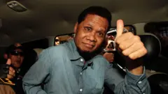 Tersangka dugaan pemerasan dan pencucian uang, Hercules Rosario Marshal, saat akan dipindahkan ke Lembaga Pemasyarakatan (LP) Cipinang di Polda Metro Jaya, Jakarta, Kamis, 21 November 2013. Hercules dipindahkan dari ruang tahanan narkoba Polda Metro Jaya ke LP Cipinang, Jakarta Timur, setelah sebelumnya jadwal pemindahan pada 18 November tertunda karena dibatalkan oleh pihak kejaksaan.