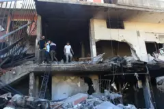 People inspect one site afta overnight Israeli strike on a house for di southern Lebanese village of Akbiyeh on September 24, 2024. 