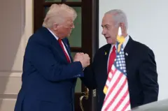 Donald Trump y Benjamin Netanyahu se dan la mano en una visita del Primer Ministro de Israel a Washington.