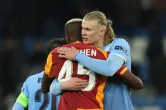 試合後、ビクトル・オシムヘンとアーリング・ハーランドがお互いを祝福した